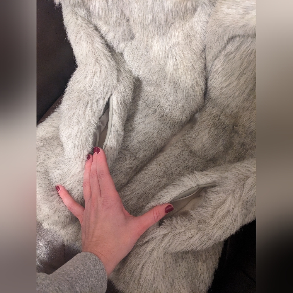 Luxurious Vintage Faux Fur Coat - Picture 8 of 10